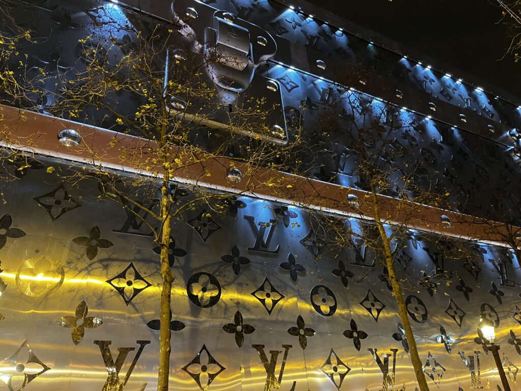 Une malle geante Louis Vuitton s installe sur les Champs Elysees Decouvrez nos images exclusives Arts in the City