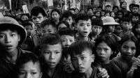 Nord Vietnam, 1969. Les enfants sortent d'une petite écolede village sur la côte. Comme leurs regards étonnés leprouvent, ils ont rarement vu un occidental.