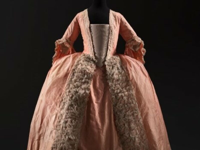 La mode du XVIIIe sous toutes ses coutures La mode du XVIIIe sous toutes ses coutures