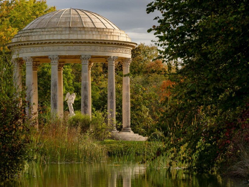 On file à l'anglaise dans les jardins de Versailles On file à l'anglaise dans les jardins de Versailles