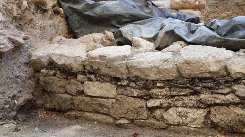 Un rempart gaulois sous l'Hôtel-Dieu Un rempart gaulois sous l'Hôtel-Dieu